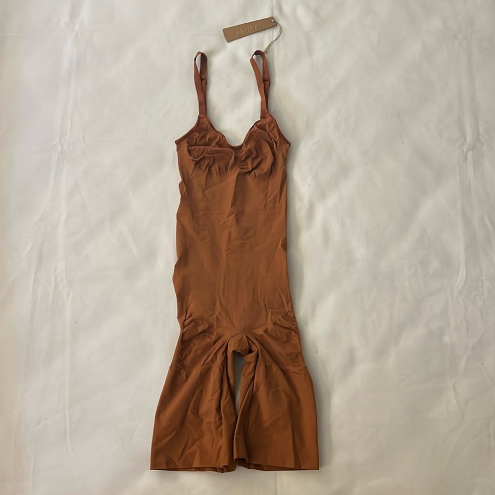 SKIMS EVERYDAY SCULPT MID THIGH BODYSUIT